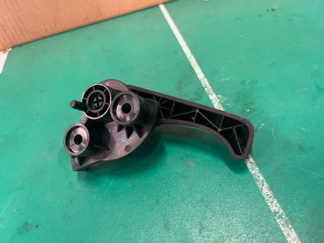 bontott KIA CEED Motorháztető Nyitó Kar / Gomb