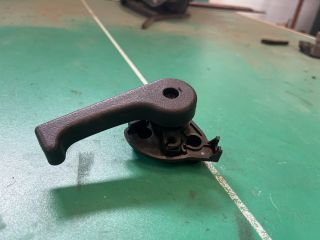 bontott KIA CEED Motorháztető Nyitó Kar / Gomb