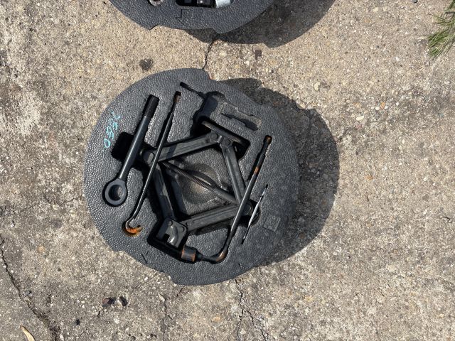 bontott KIA CEED Pótkerék Szerszámtartó