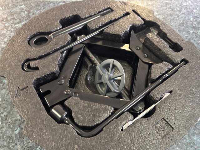 bontott KIA CEED Pótkerék Szerszámtartó