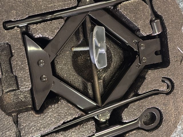 bontott KIA CEED Pótkerék Szerszámtartó