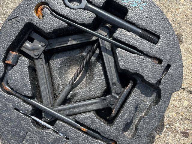 bontott KIA CEED Pótkerék Szerszámtartó