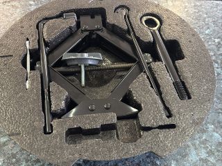 bontott KIA CEED Pótkerék Szerszámtartó