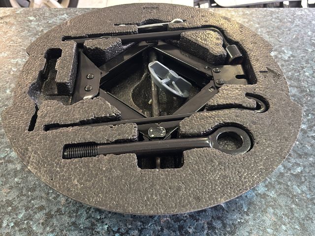 bontott KIA CEED Pótkerék Szerszámtartó