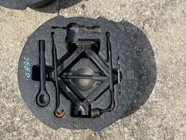 bontott KIA CEED Pótkerék Szerszámtartó