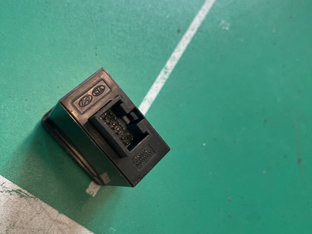 bontott KIA CEED USB Aljzat