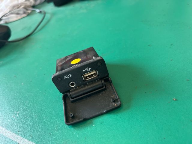 bontott KIA CEED USB Aljzat