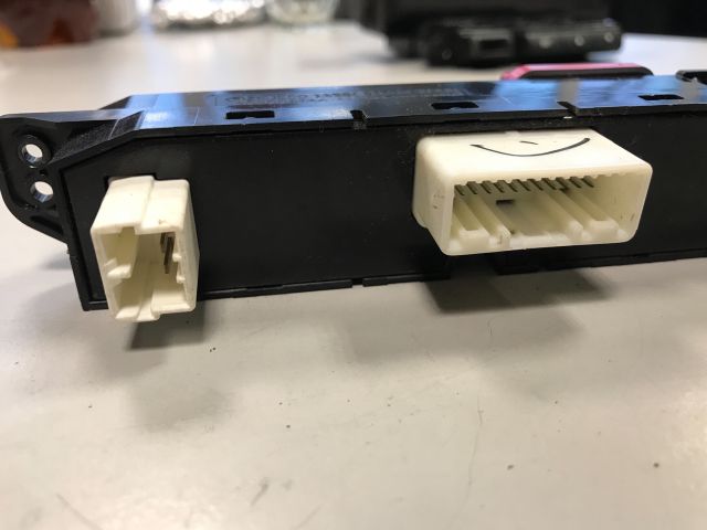 bontott KIA CEED Vészvillogó Kapcsoló