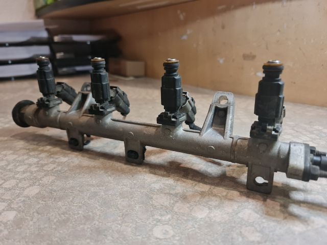 bontott KIA CERATO Porlasztó Sor / Híd