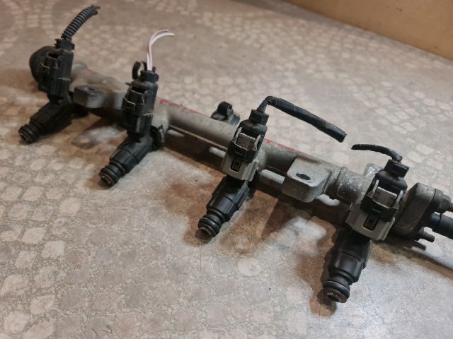 bontott KIA CERATO Porlasztó Sor / Híd