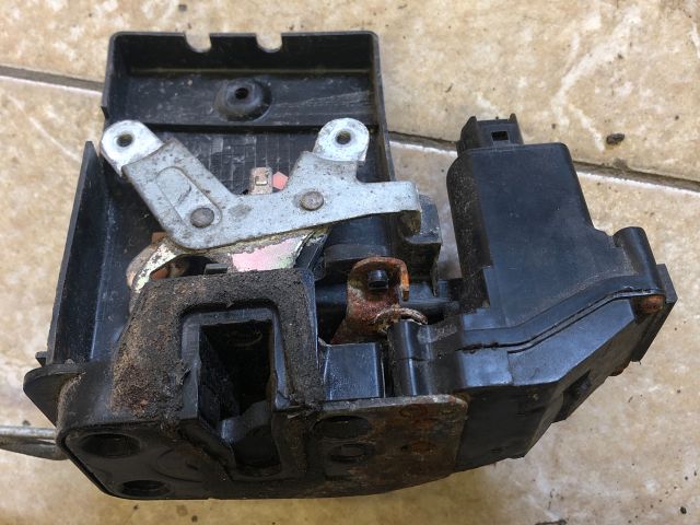 bontott KIA CERATO Bal első Ajtózár