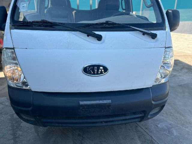 bontott KIA K2500 Első Lökhárító (Részeivel)