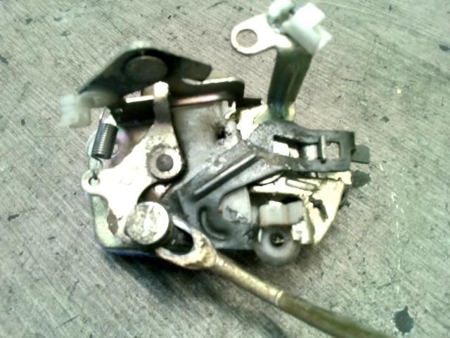 bontott KIA PREGIO Csomagtérajtó Zárszerkezet