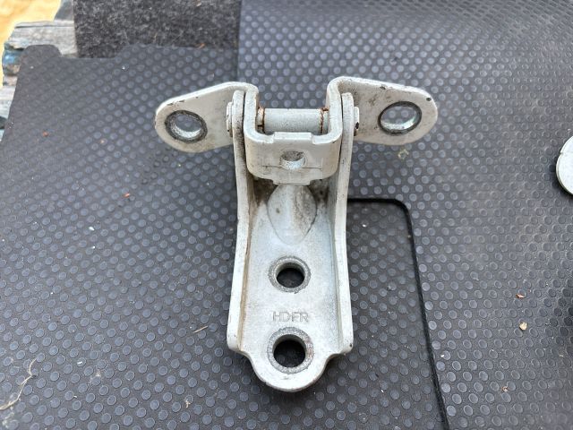 bontott KIA RIO Jobb hátsó Zsanér