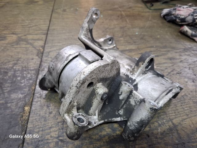 bontott KIA SORENTO Generátor Tartó Bak