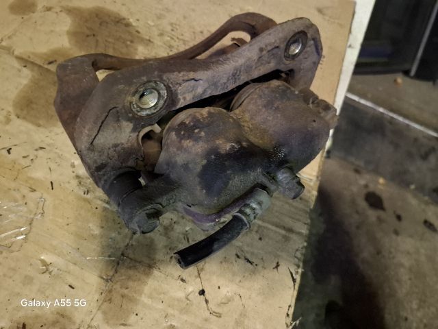 bontott KIA SORENTO Jobb első Féknyereg Munkahengerrel