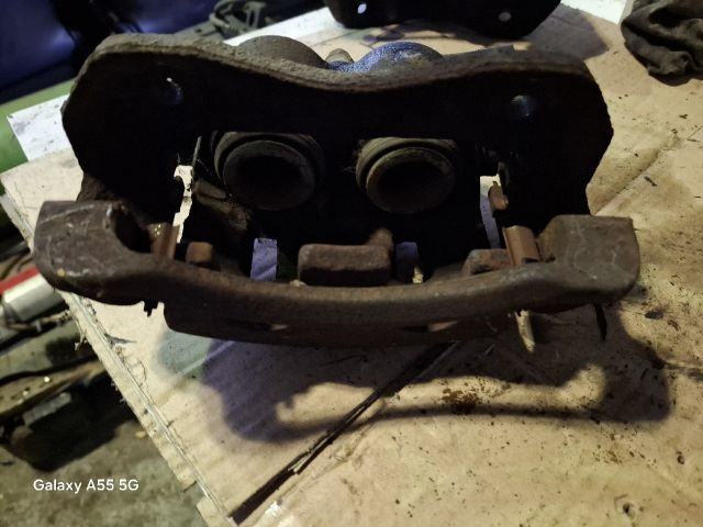 bontott KIA SORENTO Jobb első Féknyereg Munkahengerrel