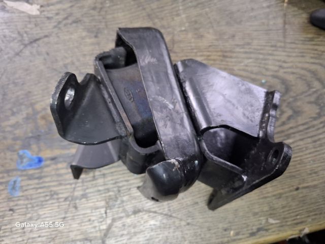 bontott KIA SORENTO Motor Tartó Bak (Fém)