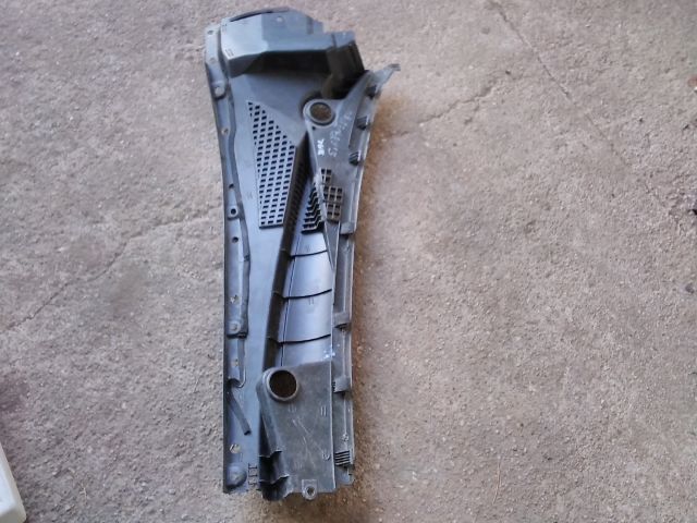 bontott KIA SORENTO Bal Szélvédő Alatti Vízelvezető Műanyag