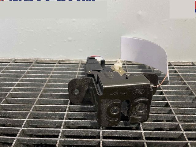 bontott KIA SORENTO Csomagtérajtó Ütköző