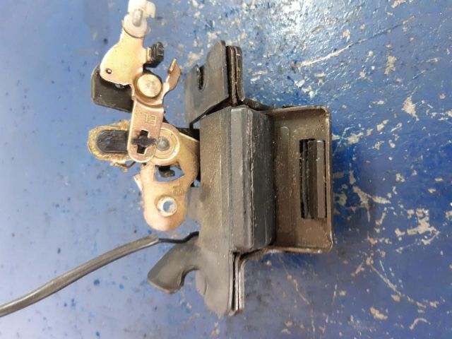 bontott KIA SORENTO Csomagtérajtó Zárszerkezet