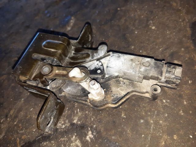 bontott KIA SORENTO Csomagtérajtó Zárszerkezet