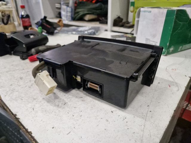 bontott KIA SORENTO Első Hamutartó