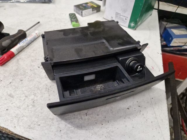 bontott KIA SORENTO Első Hamutartó