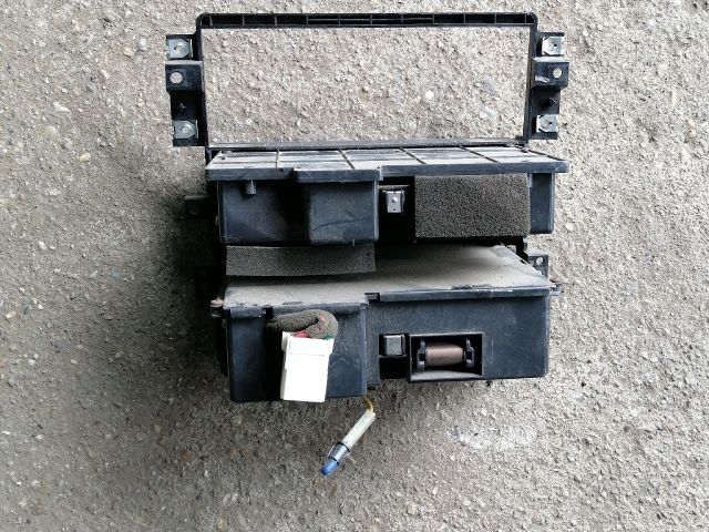 bontott KIA SORENTO Első Hamutartó