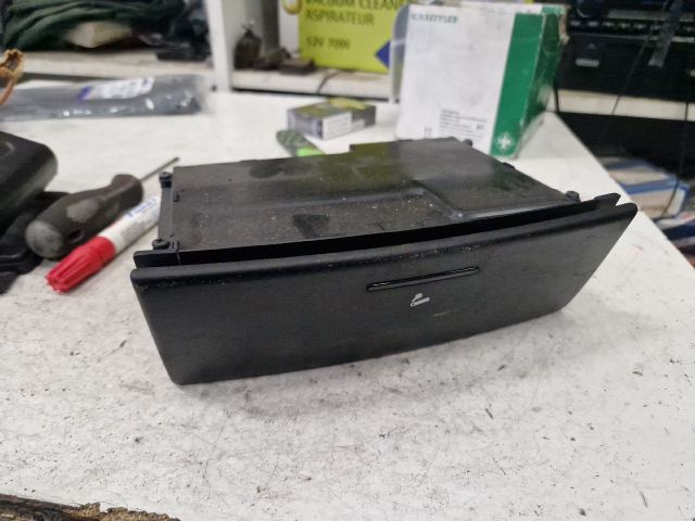 bontott KIA SORENTO Első Hamutartó