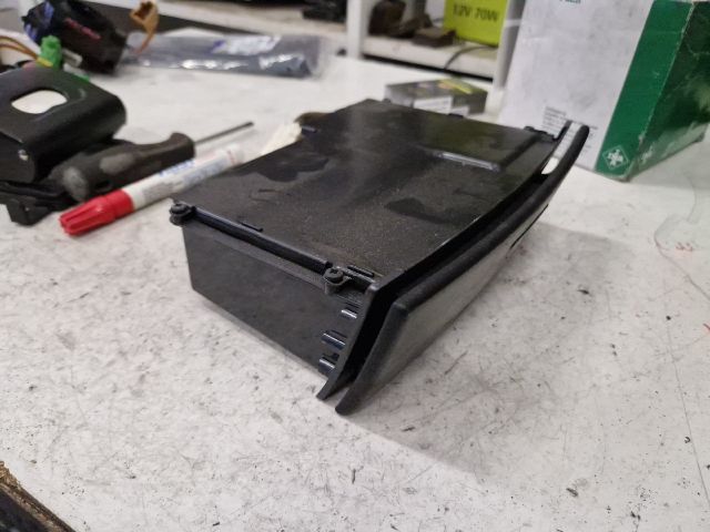 bontott KIA SORENTO Első Hamutartó