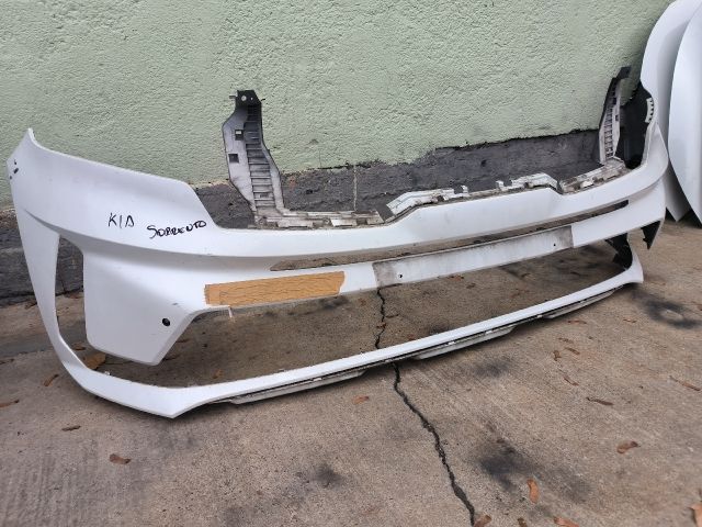 bontott KIA SORENTO Első Lökhárító (Részeivel)