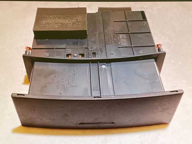 bontott KIA SORENTO Első Tároló Rekesz