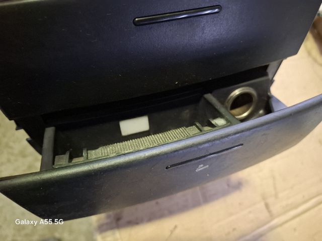 bontott KIA SORENTO Első Tároló Rekesz