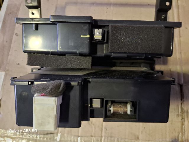 bontott KIA SORENTO Első Tároló Rekesz