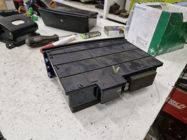 bontott KIA SORENTO Első Tároló Rekesz