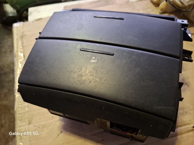 bontott KIA SORENTO Első Tároló Rekesz