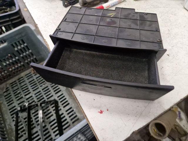 bontott KIA SORENTO Első Tároló Rekesz