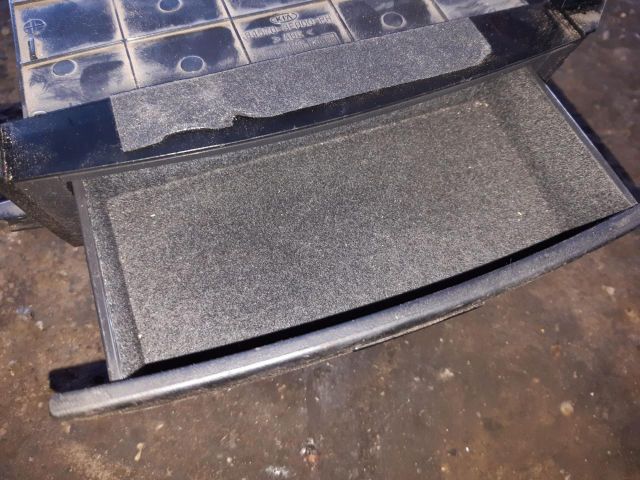 bontott KIA SORENTO Első Tároló Rekesz