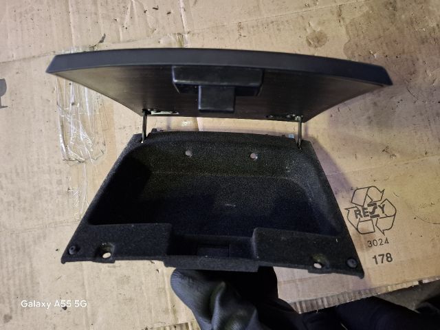 bontott KIA SORENTO Első Tároló Rekesz