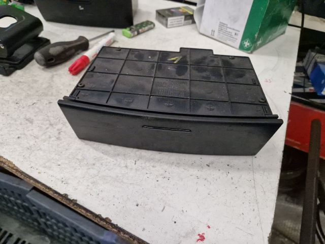 bontott KIA SORENTO Első Tároló Rekesz