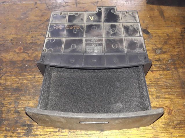 bontott KIA SORENTO Első Tároló Rekesz