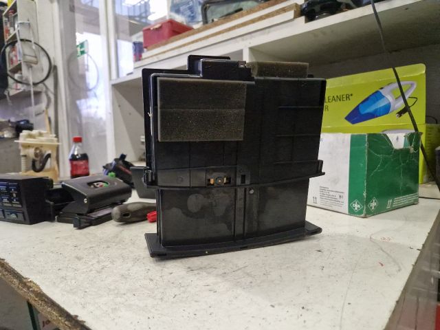 bontott KIA SORENTO Első Tároló Rekesz