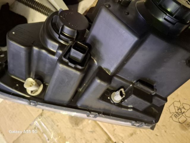 bontott KIA SORENTO Jobb Fényszóró