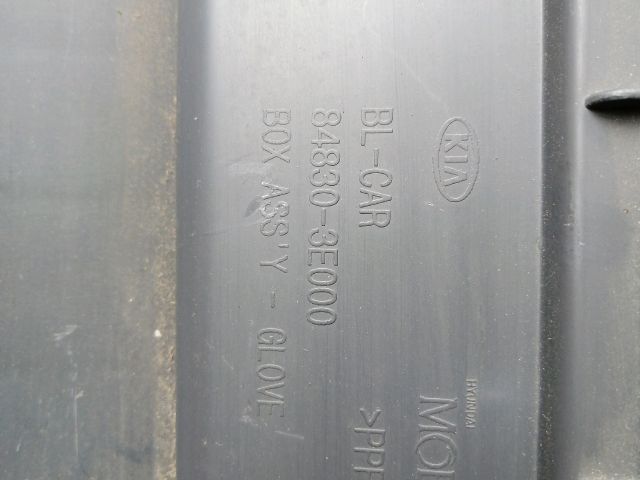 bontott KIA SORENTO Kesztyűtartó