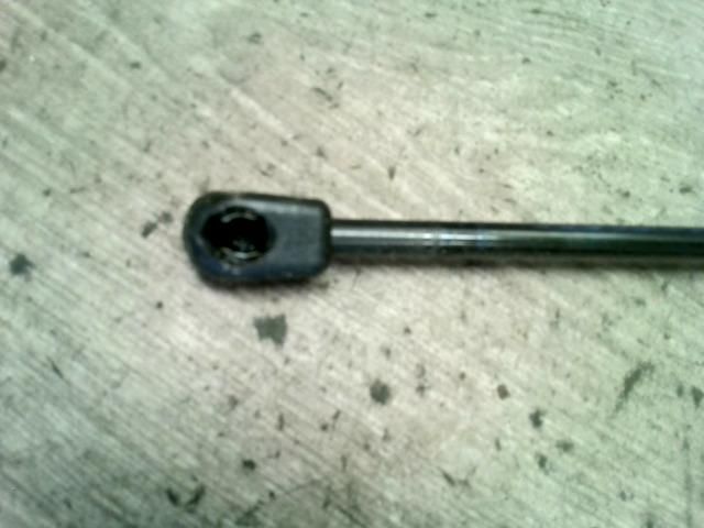 bontott KIA SPORTAGE Bal Csomagtérajtó Ajtóhatároló