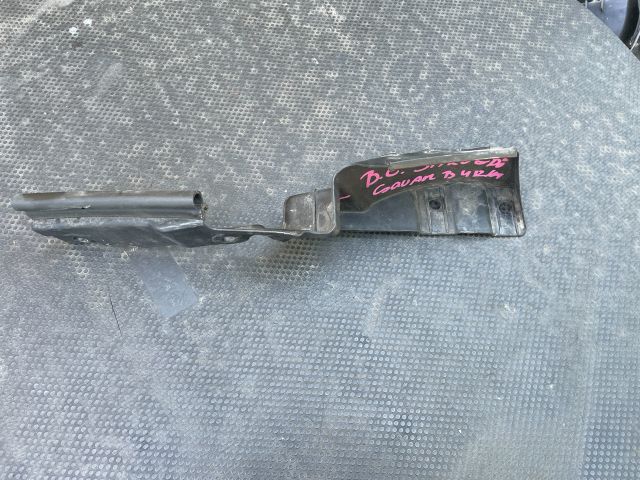 bontott KIA SPORTAGE Bal Sárvédő Csavar Burkolat