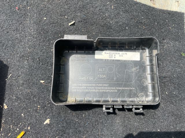 bontott KIA SPORTAGE Biztosítéktábla Fedél