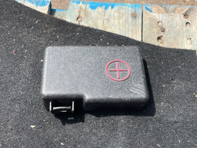 bontott KIA SPORTAGE Biztosítéktábla Fedél