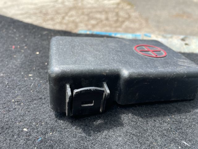 bontott KIA SPORTAGE Biztosítéktábla Fedél